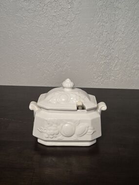 Source Unknown White Ceramic Covered Sugar Bowl with Spoon Made In Japan